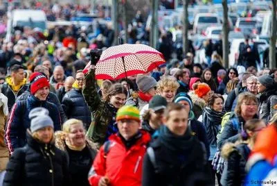В немецком Касселе протесты коронаскептиков закончились масштабными столкновениями с полицией