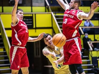 Баскетбол: "Будивельник" в третий раз в сезоне нанес поражение "Прометею"