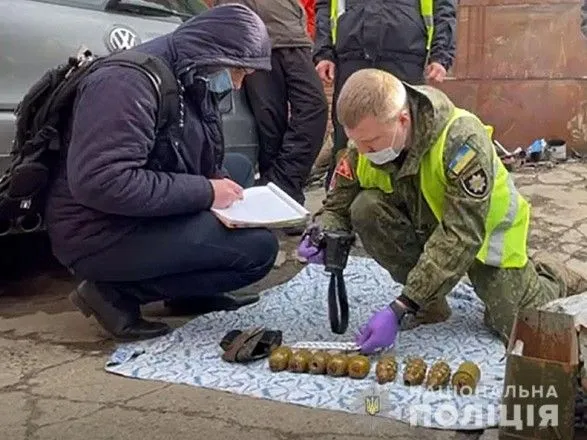 В Полтавской области в гараже мужчины обнаружили гранаты и патроны к автомату "Калашникова"