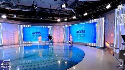 У прямому ефірі румунського телеканалу на ведучу напала оголена жінка