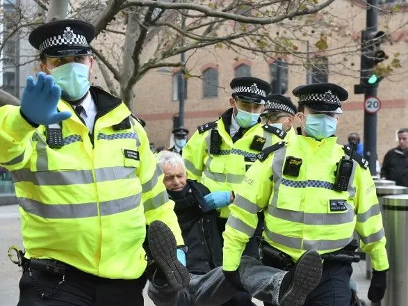 Несколько полицейских получили травмы в ходе беспорядков в Бристоле