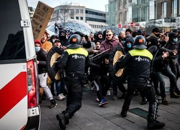 v-amsterdami-politsiya-zatrimala-ponad-150-osib-na-protesti-proti-obmezhuvalnikh-zakhodiv