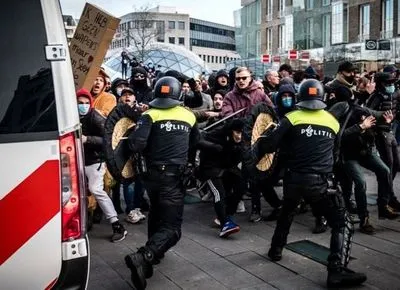 В Амстердаме полиция задержала более 150 человек в протесте против ограничительных мер