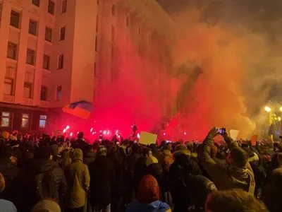 Протест под Офисом Президента: в МВД опубликовали видео разбития окон здания