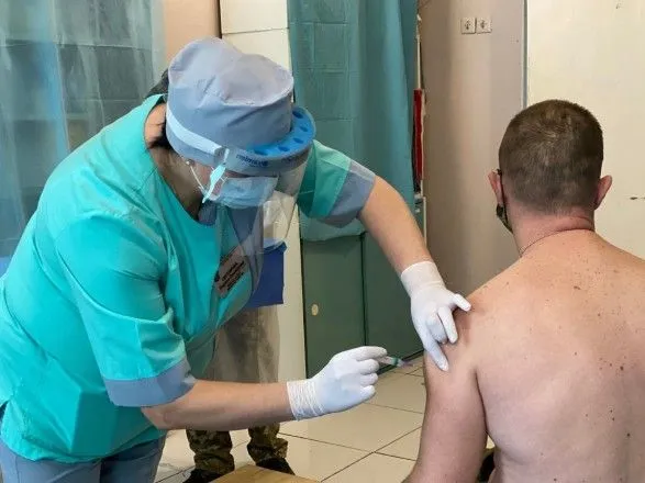 В районе ООС вакцинировали более 10 тысяч военнослужащих