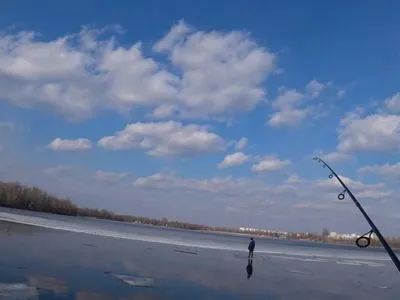 В Киеве рыбак с помощью спиннинга спас мальчика, дрейфовавшего на льдине