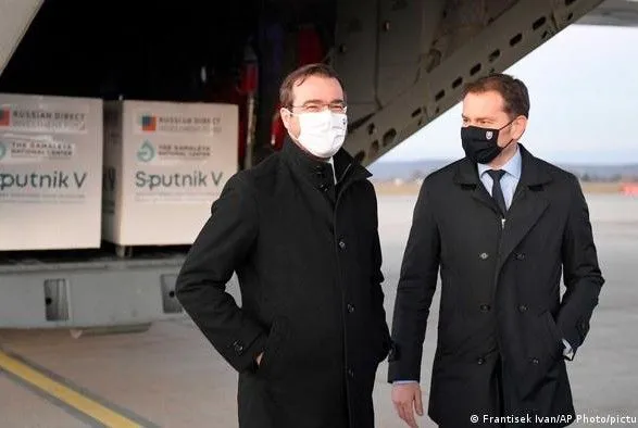 Премьер Словакии готов к отставке из-за скандала с российской вакциной "Спутник V"