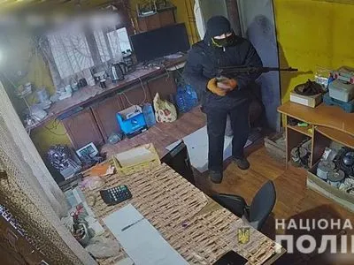 В Донецкой области неизвестный ограбил пункт приема металлолома и из автоматического оружия ранил человека