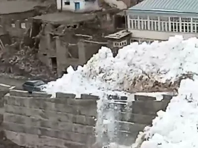 У Дагестані зняли на відео, як потужна лавина насувається на село