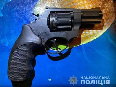 Під час сварки смертельно поранив співмешканку з пневматичного пістолета: у Києві затримали чоловіка