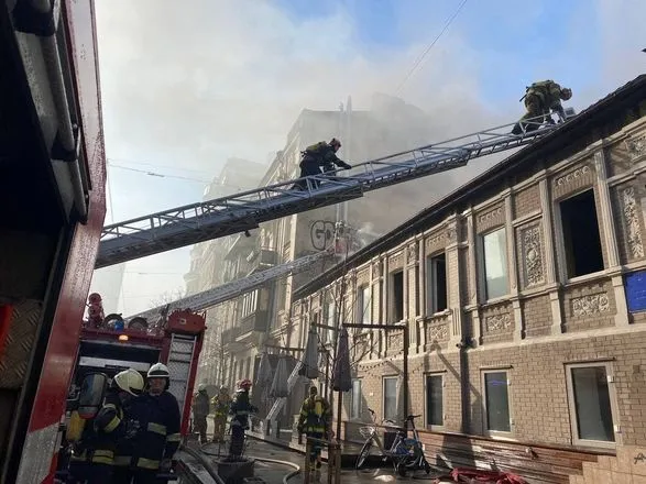 Пожежу в історичному будинку з рестораном у центрі Києва загасили