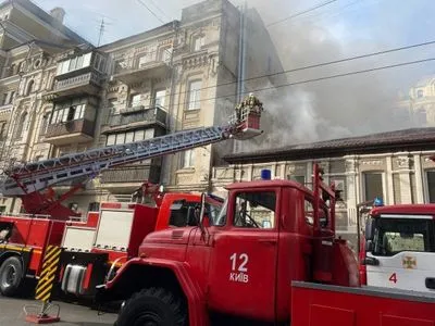 В Киеве загорелся исторический дом с рестораном: эвакуировали 10 человек