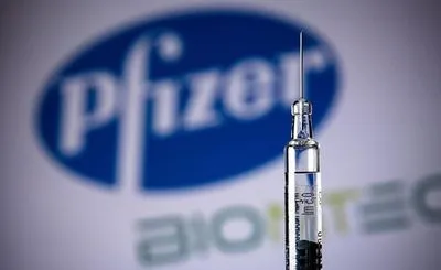 Влада Гонконгу зупинила вакцинацію препаратом Pfizer через дефектну упаковку