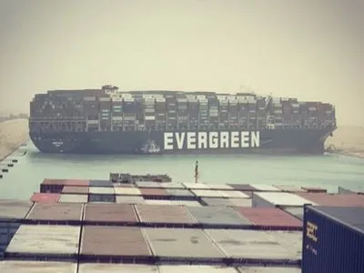 В Суэцком канале застряло грузовое судно: морское движение заблокировано