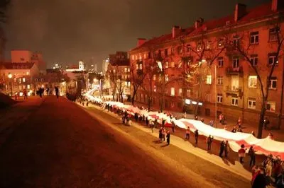 Вильнюсом пронесли 300-метровый флаг Беларуси, Тихановская возглавила шествие