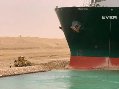 Ситуація у Суецькому каналі: судно Ever Given досі на мілині та утворило "затор" з десятків кораблів