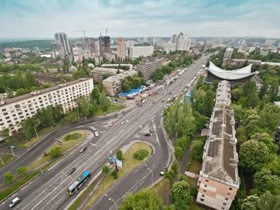 Дорогу в центре Киева заливает кипятком