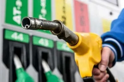 Найбільшим мережам заправок рекомендували знизити ціни на бензин