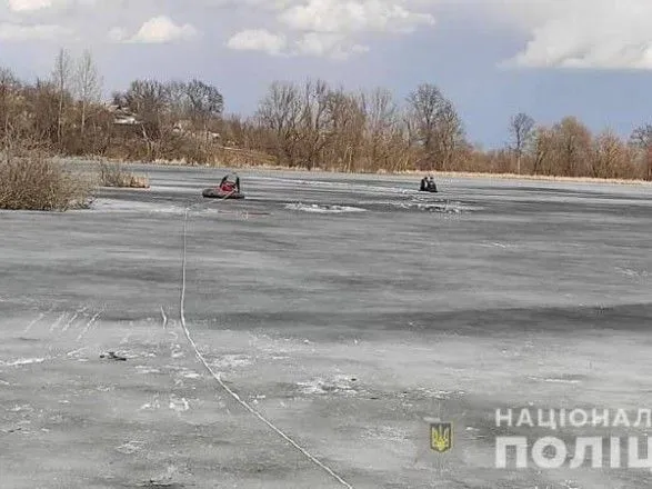 В Сумской области двое рыбаков провалились под лед