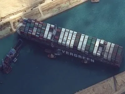 Контейнеровоз, який блокує Суецький канал, потроху рухається, але коли зніметься з мілини - неясно