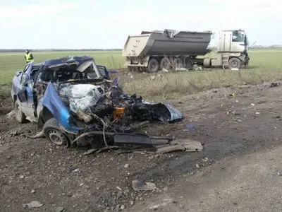 Лобовое столкновение грузовика и легковушки в Николаевской области: погибли три человека