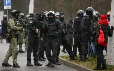 В Минске сегодня запланированы масштабные протесты оппозиции. Силовики стягивают спецтехнику