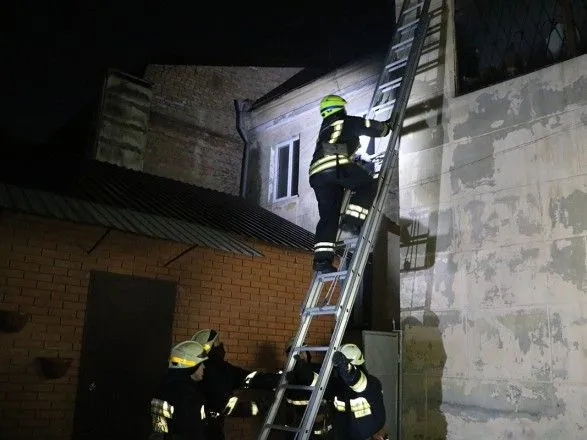 Внаслідок пожежі у будинку в Дніпрі постраждало дві людини