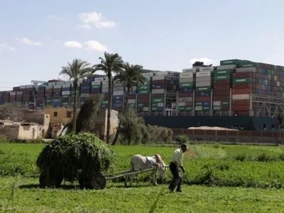 В Египте назвали возможную дату разгрузки контейнеровоза в Суэцком канале