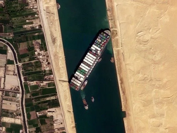 Президент Египта поручил разгрузить судно Ever Given, перекрывшее Суэцкий канал