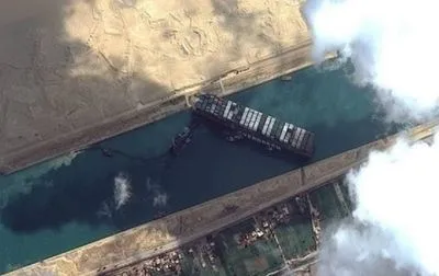 В Суецькому каналі вдалося зрушити з місця контейнеровоз, що сів на мілину