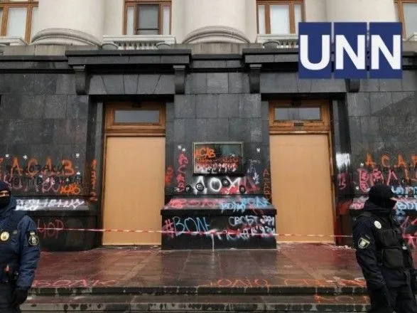 Офис Президента не отдаст поврежденные во время протеста двери на выставку