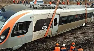 В "Укрализныци" сообщили о ликвидации последствий крушения поезда "Киев - Запорожье"