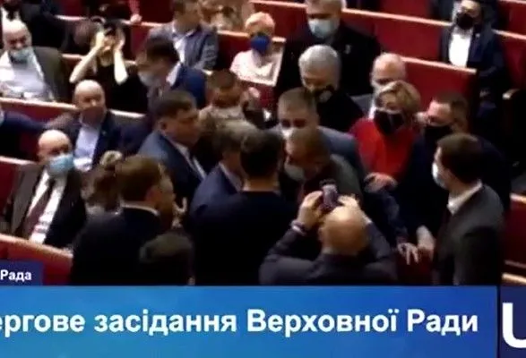 В Раде состоялась потасовка: "слуги" не пускали Порошенко к трибуне