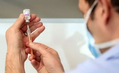 Канада тимчасово не вакцинуватиме жителів препаратом AstraZeneca