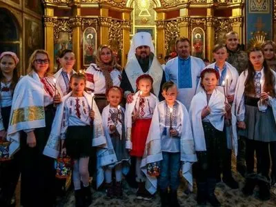 На Київщині від коронавірусу померло подружжя, яке виховувало 13 дітей. Сиротам потрібна підтримка
