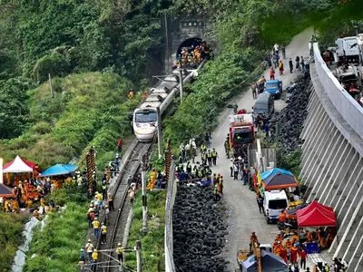 Катастрофа потягу на Тайвані: кількість жертв зросла до півсотні, МЗС перевіряє наявність українців