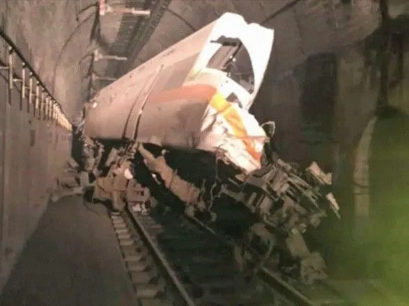 Катастрофа поезда на Тайване: число жертв возросло, задержан водитель грузовика, упавшего на рельсы