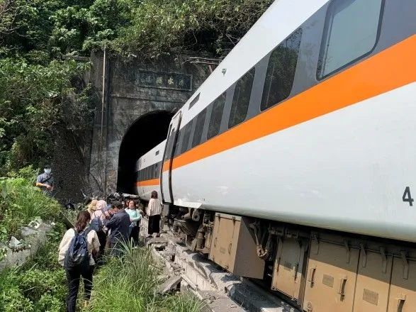 На Тайване скоростной поезд столкнулся с грузовиком, упавшим на рельсы: погибли более 30 человек