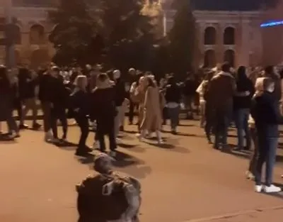 З піснями та танцями: у центрі Києві молодь влаштувала масове гуляння попри складну ситуацію з COVID-19