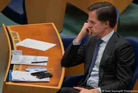 Парламент Нидерландов не смог вынести вотум недоверия и.о. премьера