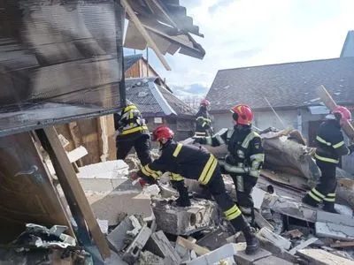 Сильным взрывом в Киеве снесло гараж: под завалами ищут возможных жертв