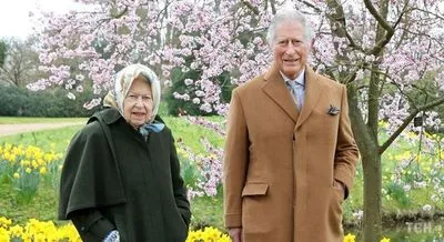 На весняній прогулянці: королівська родина поділилася новими фото Єлизавети II та принца Чарльза