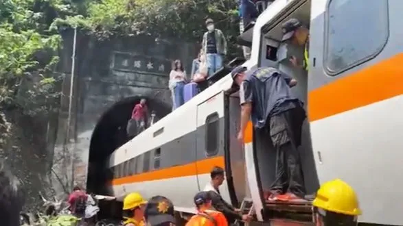 Найбільша аварія поїзда за десятиліття: на Тайвані оголошено жалобу