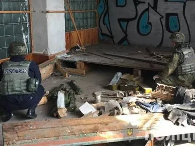 У Маріуполі на території покинутого заводу виявили схрон боєприпасів