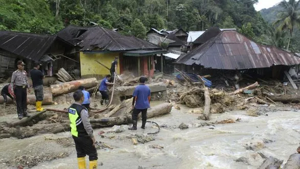 Наводнения и оползни в Индонезии: 20 человек погибли, 5 пропали без вести