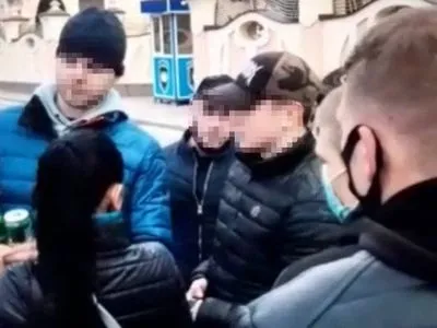 Чтобы не нарушал порядок: двое россиян в центре Киева избили парня