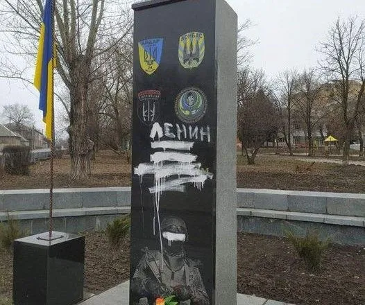 На Луганщині вандали розмалювали пам’ятник “Героям-добровольцям”