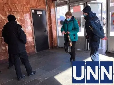 Локдаун в Киеве: полиция проверяет пропуска в метро, об ограничениях информируют из громкоговорителя
