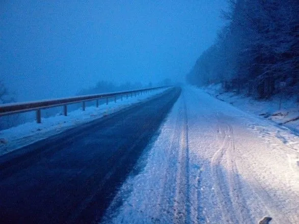 Обильные снегопады и метели: дороги Закарпатья покрыло снегом