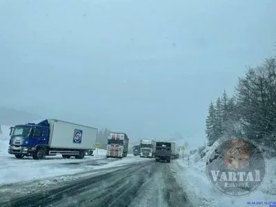 Львовскую область засыпало снегом, на международной трассе собралась очередь из фур